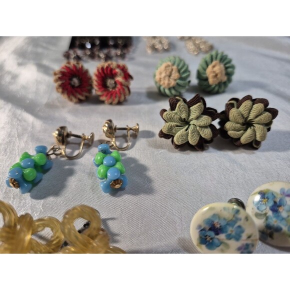 Vintage Lot Of 8 Pairs Of Screwback Earrings - Picture 6 of 11